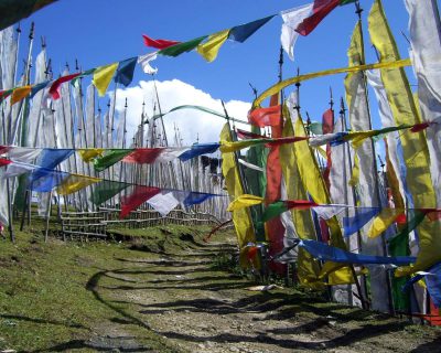 Prayer_flags_at_the_pass